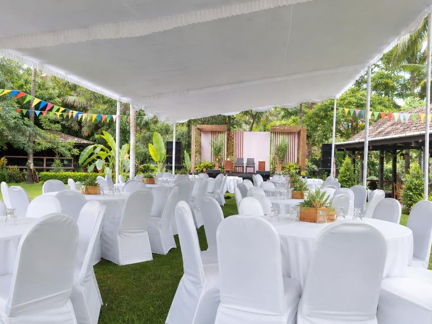 Suasana family gathering perusahaan di venue garden dengan tenda dan panggung