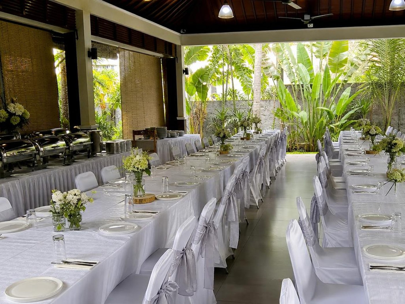 Penataan meja makan dan buffet untuk konsumsi family gathering