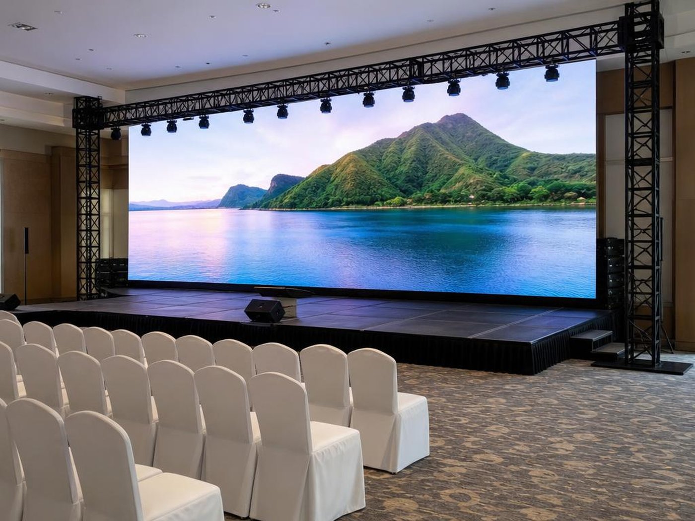 Sound system line array dan subwoofer dengan lighting truss saat sound check