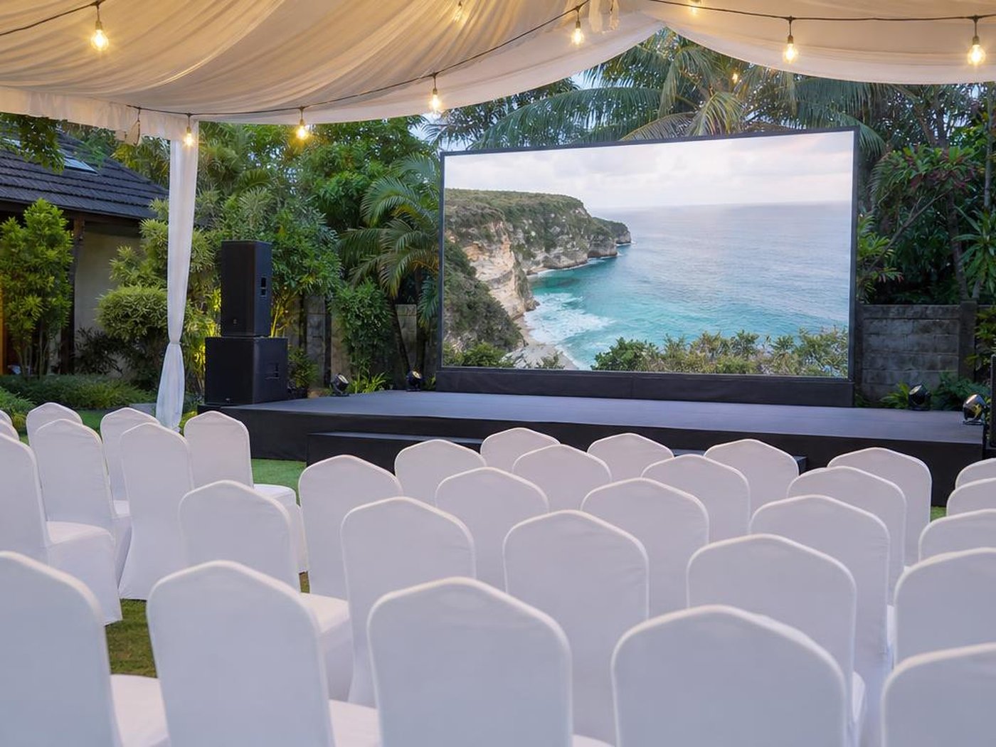 Kru produksi Momenara pasang riser panggung dan backdrop